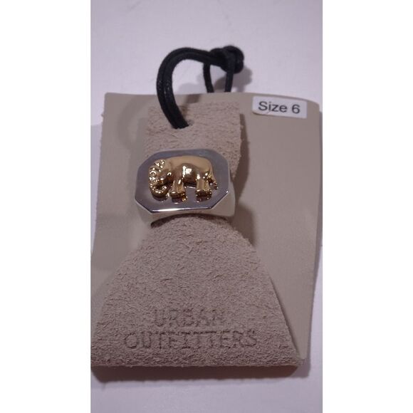 Urban OutfittersWomen's Silver GOLD  elephant Signet Ring  Size 6  NWT $40.00 - Picture 3 of 6